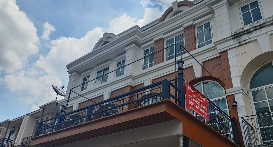 Casa adosada en alquiler de 3 habitaciones en Bang Kapi, Bangkok