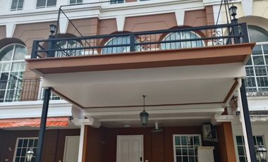 Casa adosada en alquiler de 3 habitaciones en Bang Kapi, Bangkok