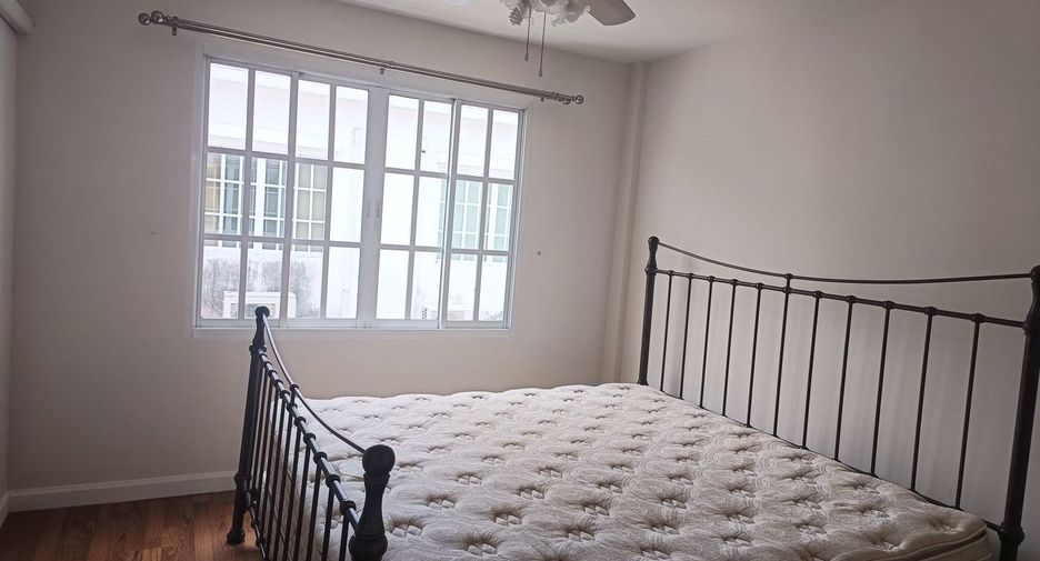 Casa adosada en alquiler de 3 habitaciones en Bang Kapi, Bangkok