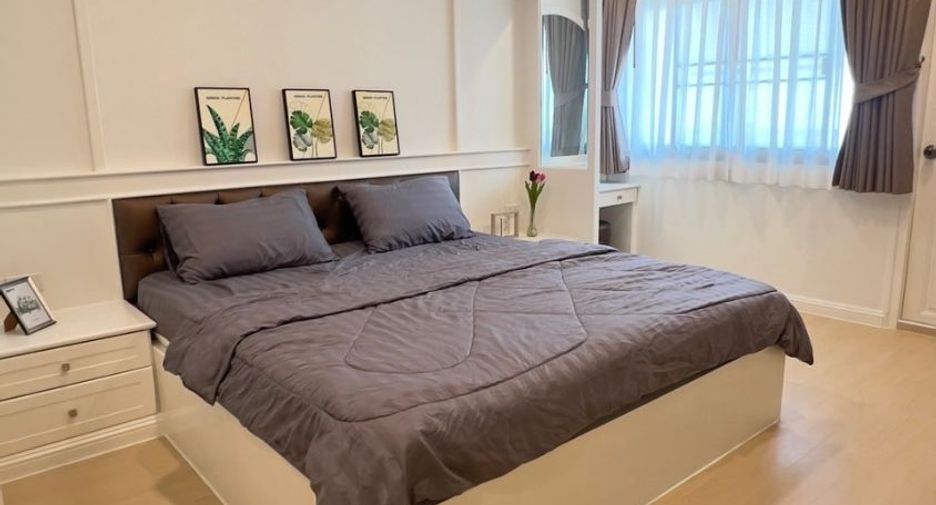 For rent 3 bedrooms condo in Khlong Toei, Bangkok