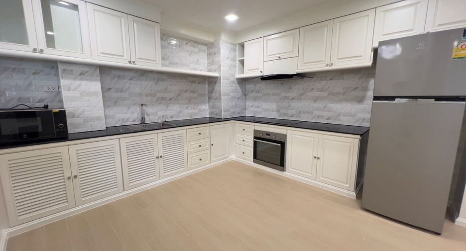 For rent 3 bedrooms condo in Khlong Toei, Bangkok