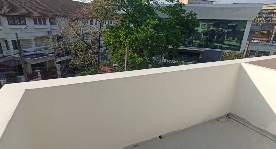Büro zur Miete und zum Kauf mit 4 Zimmer in Bang Kapi, Bangkok