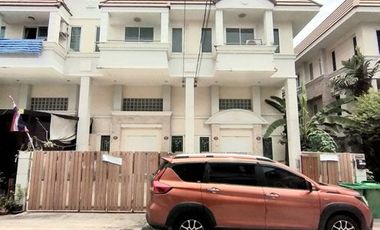À vendre 6 chambres maison de ville à Bang Bua Thong, Nonthaburi