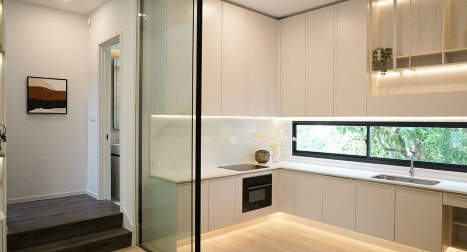For rent and for sale 4 bedrooms house in Saphan Sung, Bangkok
