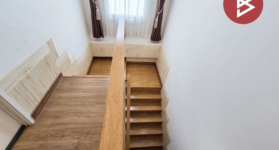 For sale 4 bedrooms house in Sam Khok, Pathum Thani