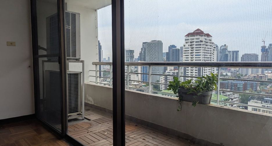 For rent 3 bedrooms serviced apartment in Watthana, Bangkok