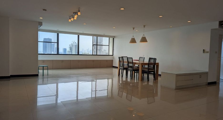 For rent 3 bedrooms serviced apartment in Watthana, Bangkok