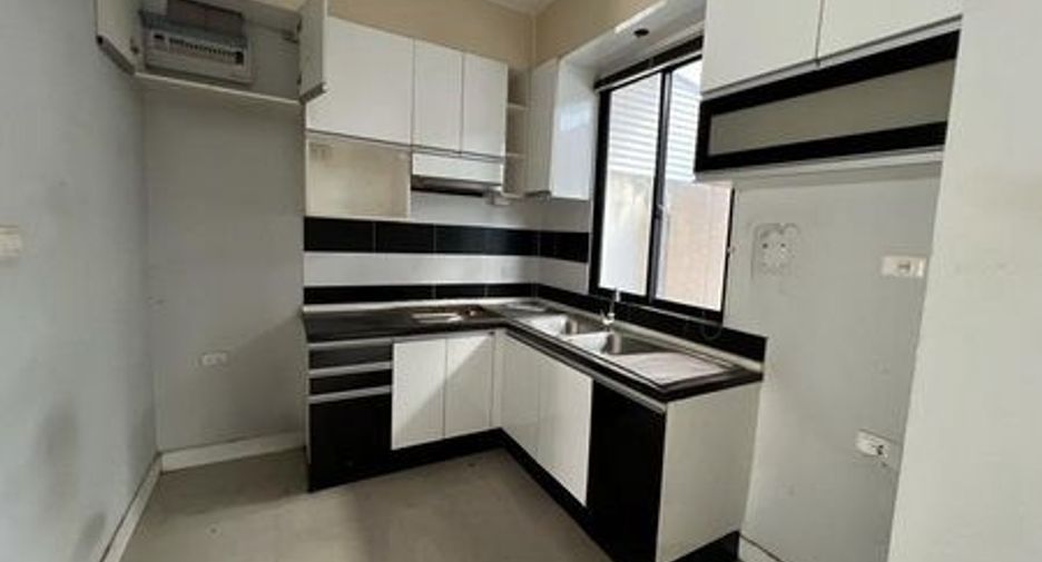 For sale 3 ベッドルーム townhouse in Lak Si, Bangkok