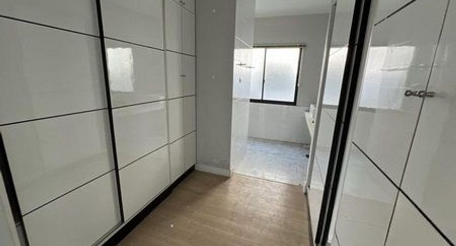 For sale 3 ベッドルーム townhouse in Lak Si, Bangkok