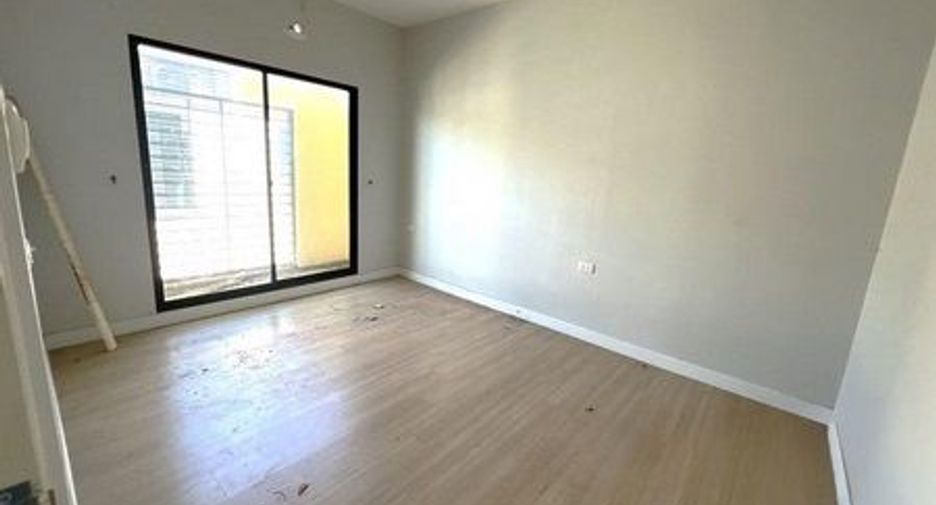 For sale 3 ベッドルーム townhouse in Lak Si, Bangkok