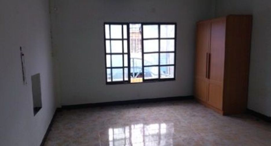 Reihenhaus zum Kauf mit Studio in Uthai, Phra Nakhon Si Ayutthaya
