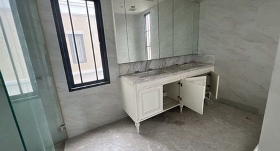 For sale 5 bedrooms house in Chatuchak, Bangkok
