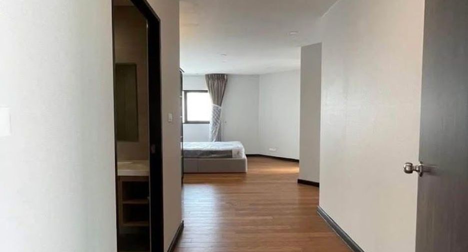 For rent 3 bedrooms condo in Sathon, Bangkok