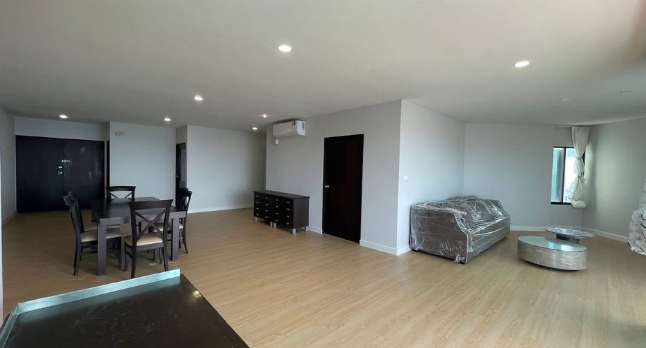 For rent 3 bedrooms condo in Sathon, Bangkok
