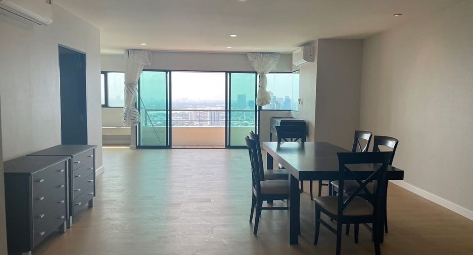 For rent 3 bedrooms condo in Sathon, Bangkok