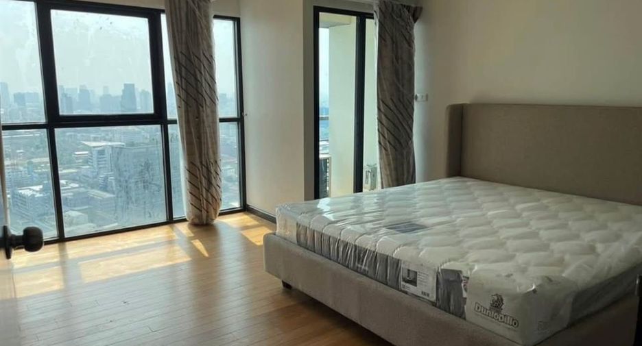 For rent 3 bedrooms condo in Sathon, Bangkok
