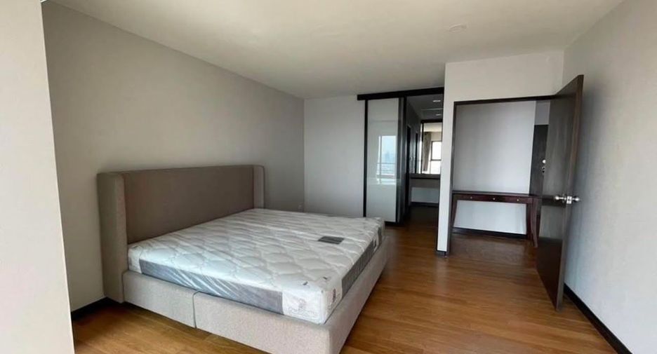 For rent 3 bedrooms condo in Sathon, Bangkok