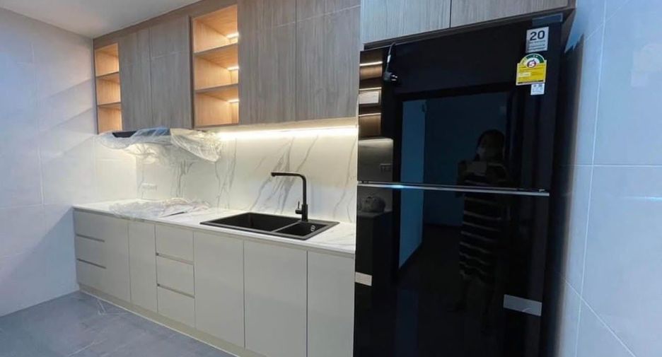 For rent 3 bedrooms condo in Sathon, Bangkok