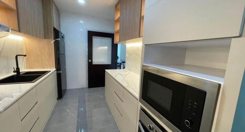 For rent 3 bedrooms condo in Sathon, Bangkok