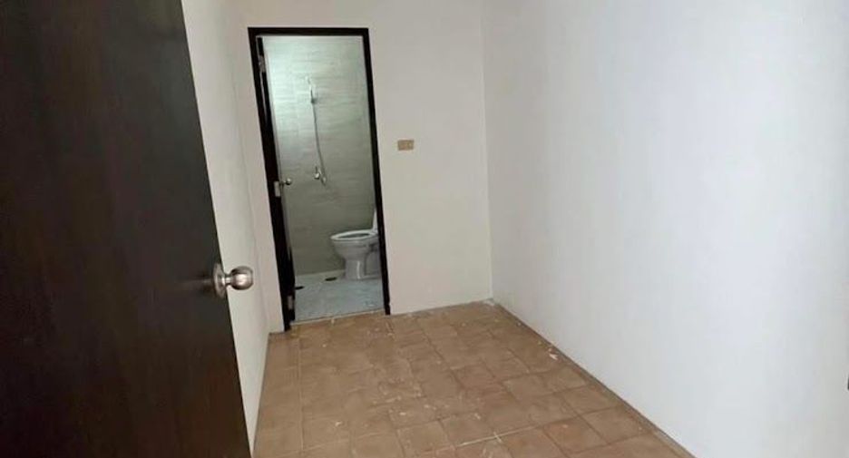 For rent 3 bedrooms condo in Sathon, Bangkok