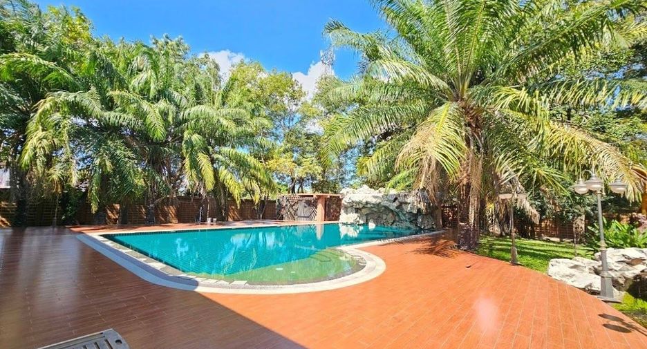 Casa en venta de 5 habitaciones en Si Racha, Chonburi