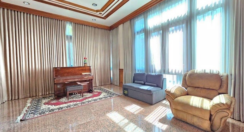 Casa en venta de 5 habitaciones en Si Racha, Chonburi