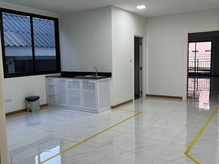 For rent and for sale retail Space in Huai Khwang, Bangkok