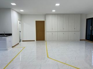 For rent and for sale retail Space in Huai Khwang, Bangkok