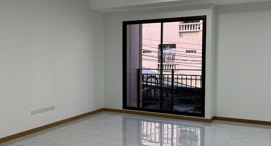 Local comercial en alquiler y en venta en Huai Khwang, Bangkok