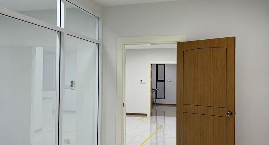 Local comercial en alquiler y en venta en Huai Khwang, Bangkok
