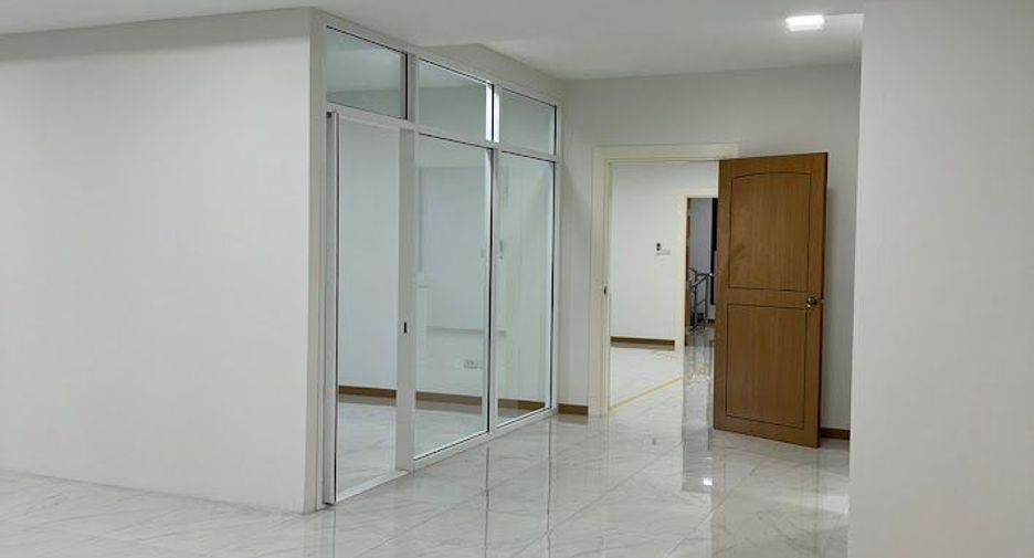 Local comercial en alquiler y en venta en Huai Khwang, Bangkok