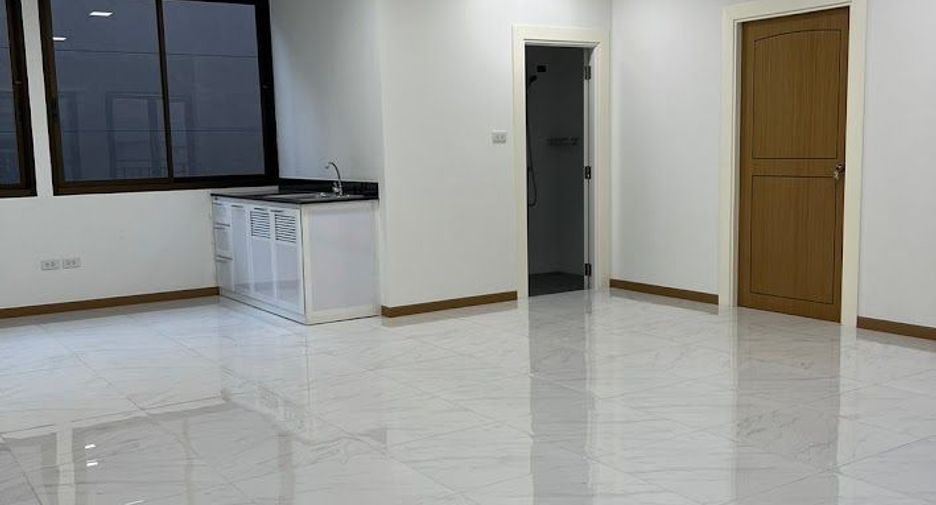 Local comercial en alquiler y en venta en Huai Khwang, Bangkok