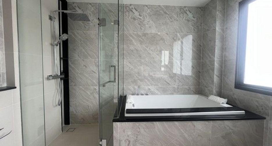 For sale 5 bedrooms house in Saphan Sung, Bangkok