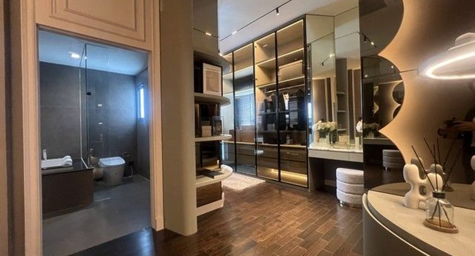 For sale 5 bedrooms house in Saphan Sung, Bangkok