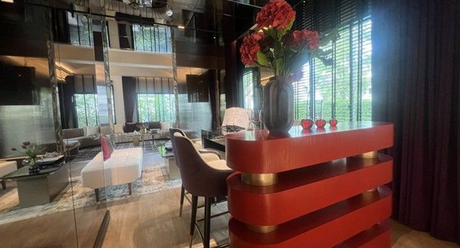 For sale 5 bedrooms house in Saphan Sung, Bangkok