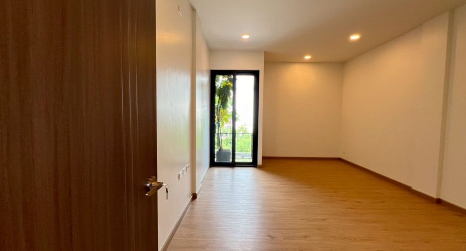 Продажа 3 спальни офис в Mueang Samut Prakan, Самутпракан