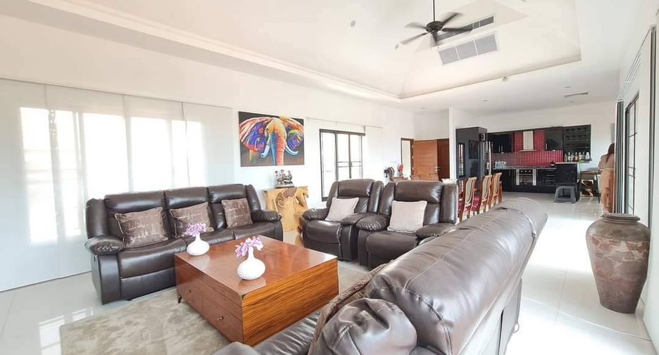 For sale 3 ベッドルーム villa in Sattahip, Chonburi