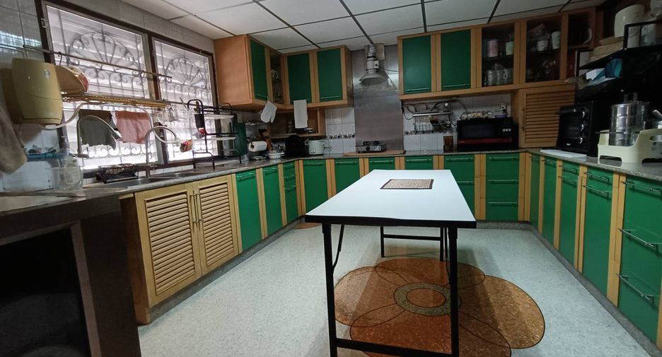 For sale 5 bedrooms townhouse in Bang Khun Thian, Bangkok