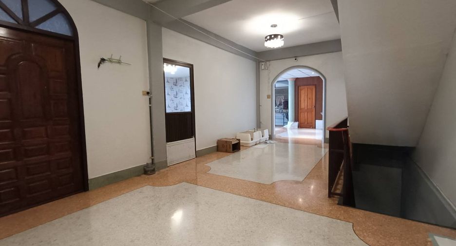 For sale 5 bedrooms townhouse in Bang Khun Thian, Bangkok