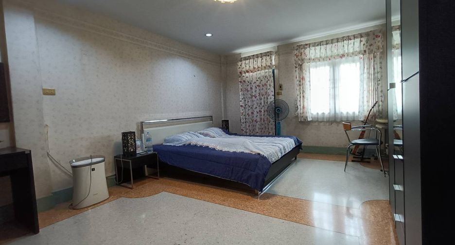 For sale 5 bedrooms townhouse in Bang Khun Thian, Bangkok