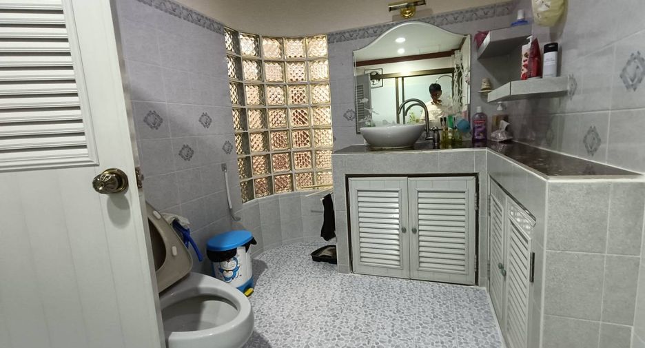 For sale 5 bedrooms townhouse in Bang Khun Thian, Bangkok