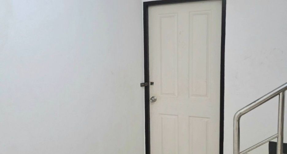 Local comercial en venta de 6 habitaciones en Si Racha, Chonburi