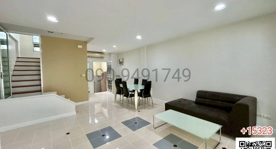 For rent 3 bedrooms townhouse in Bang Kapi, Bangkok