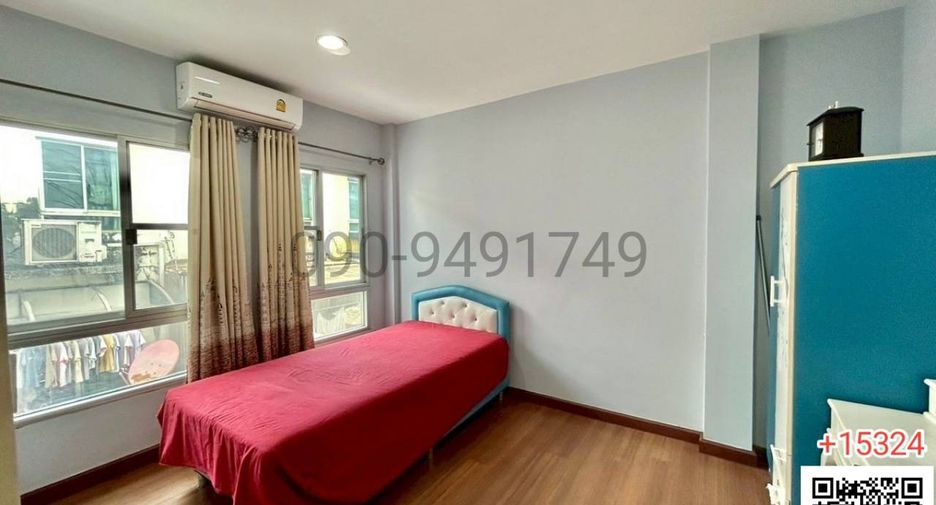 For sale 3 bedrooms townhouse in Bang Kapi, Bangkok