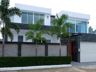 Villa en alquiler y en venta de 4 habitaciones en Bang Lamung, Chonburi