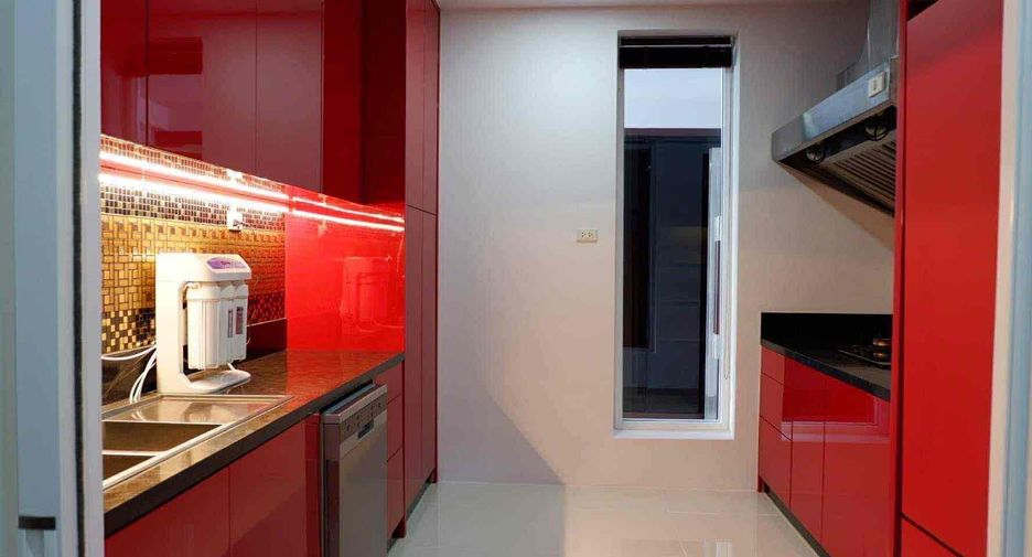 Villa en alquiler y en venta de 4 habitaciones en Bang Lamung, Chonburi