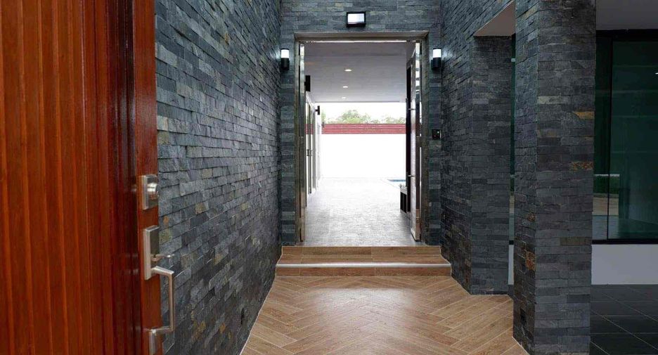 Villa en alquiler y en venta de 4 habitaciones en Bang Lamung, Chonburi