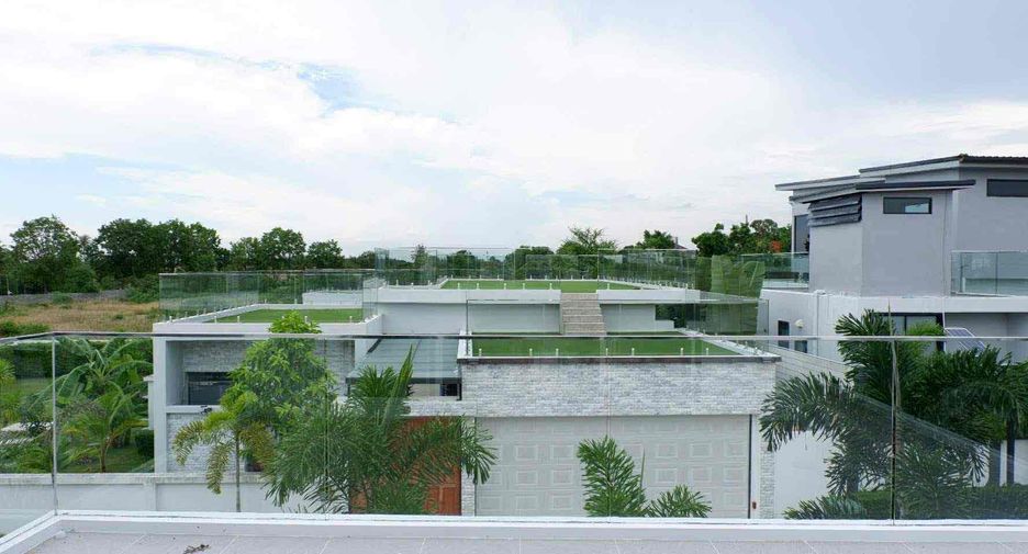 Villa en alquiler y en venta de 4 habitaciones en Bang Lamung, Chonburi