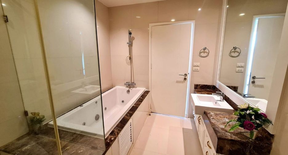 For rent 4 bedrooms apartment in Watthana, Bangkok