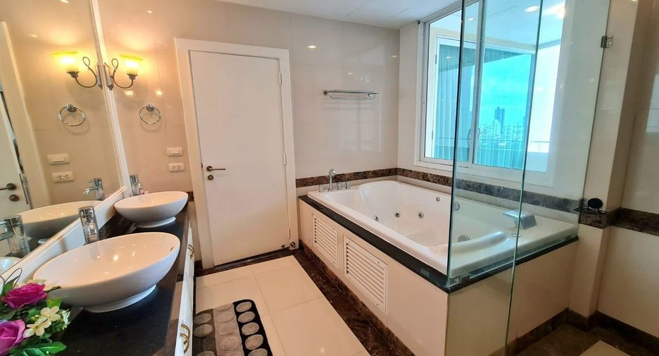 For rent 4 bedrooms apartment in Watthana, Bangkok